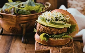 © vegan.at EU-Begriffsverbot: Veggie-Burger darf bleiben, Sojasteak und Leberkäse weiter unter Beschuss