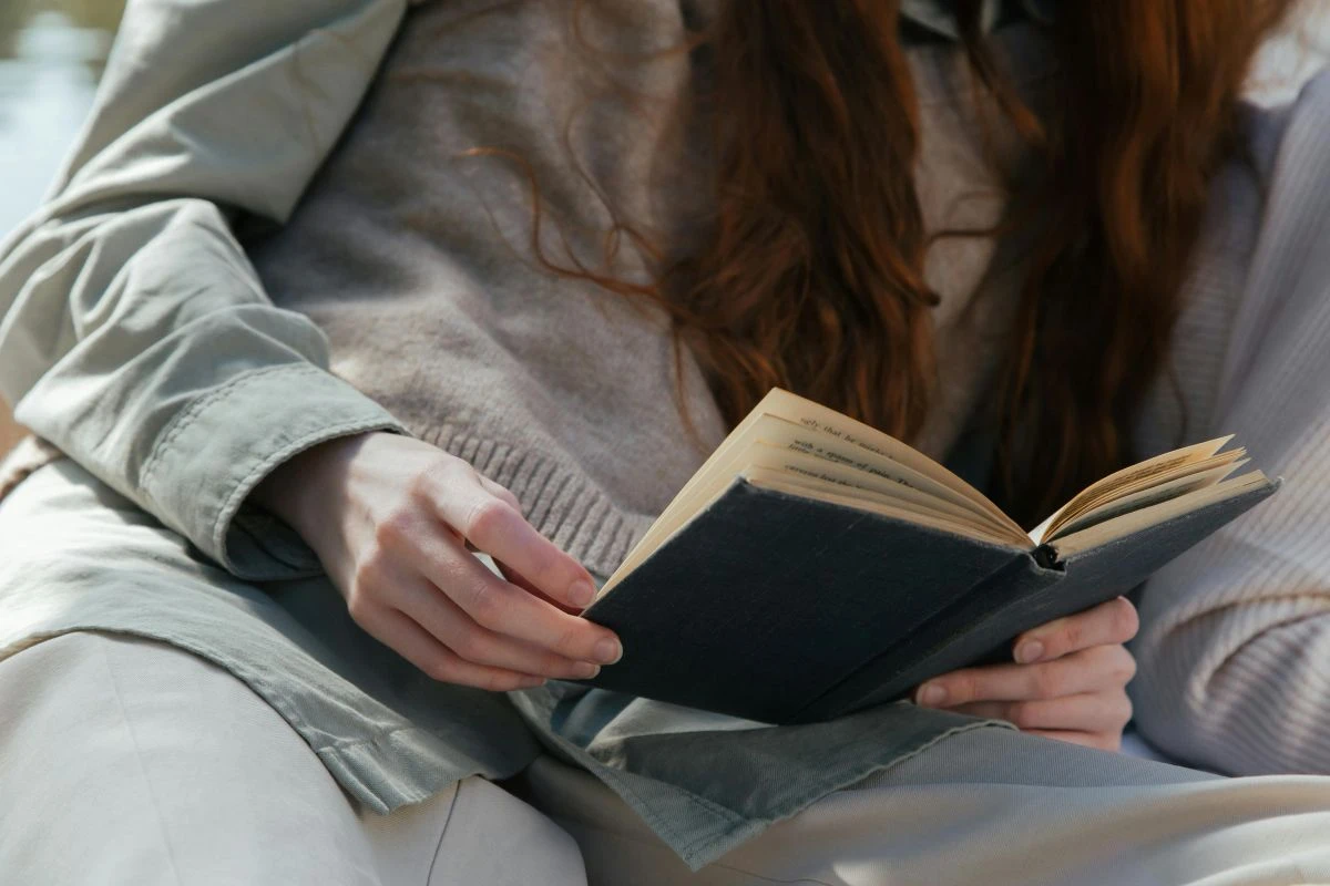 Person, die ein Buch liest